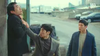 Cena do episódio 31: Soo Yeon is Apprehended by Director Jo de Onde as Estrelas Pousam