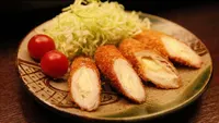 Cena do episódio 2: Fried Chicken Breast with Cheese de Jantar da Meia Noite: Histórias de Tokyo