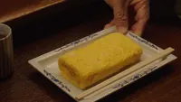 Cena do episódio 9: Sweet Rolled Omelet de Jantar da Meia Noite: Histórias de Tokyo