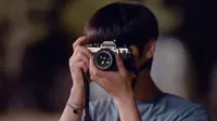 Cena do episódio 1: Surpreendentemente, entre estes está o meu primeiro amor de Light On Me