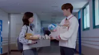 Cena do episódio 16: A história do meu primeiro amor de Light On Me