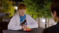Cena do episódio 9: Uma noite de pensamentos confusos de Light On Me