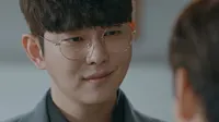 Cena do episódio 7: Tae Ra’s Recital de Sr. Substituto