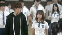 Cena do episódio 16 de School 2017