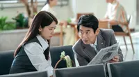 Cena do episódio 1: A Mulher Conhecida como a Bruxa de Yeouido de Hong, A Infiltrada