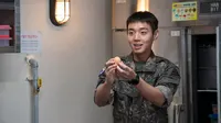 Cena do episódio 2 de A Lenda do Soldado Cozinheiro