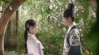 Cena do episódio 9 de Love in the Moonlight