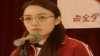 Cena do episódio 1: Professora de sangue quente sai no braço de GokuSen