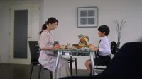 Cena do episódio 6 de Fishbowl Wives