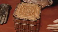 Cena do episódio 12: Wu Xie Falls Ill; Li Cu Saves the Group de Mar de areia