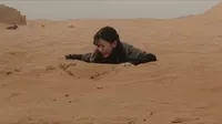 Cena do episódio 9: Enemies Beyond the Nine Gates de Mar de areia