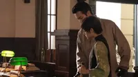 Cena do episódio 8 de Sob o Cair da Neve