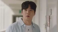 Cena do episódio 2: Uma mulher estranha de Posso Ajudar?
