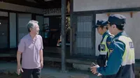 Cena do episódio 11: Are You Really My Grandfather? de The Guest