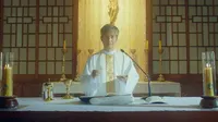 Cena do episódio 14: Father Yang Is Park Il Do de The Guest