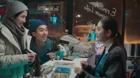 Cena do episódio 1: Lilás em flor de First Love