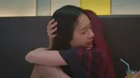 Cena do episódio 8: Garota Assombrada de Regra Principal: Não se Apaixone por Ela