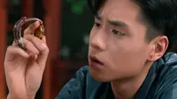 Cena do episódio 22 de My Roommate is a Detective