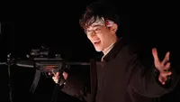 Cena do episódio 9 de Os Refens do Professor Hiiragi