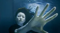 Cena do episódio 6: Save Kang Chul! Save Him! de W - Dois Mundos
