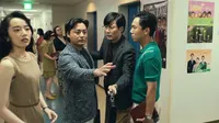 Cena do episódio 2 de O Diretor Nu