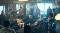Cena do episódio 6 de O Diretor Nu