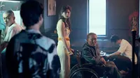 Cena do episódio 8 de O Diretor Nu