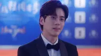 Cena do episódio 11 de Hello, I'm At Your Service