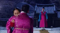Cena do episódio 17 de A Lua Abraça o Sol