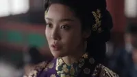 Cena do episódio 13 de A Rainha Que Coroa