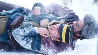 Cena do episódio 1: O lendário caçador de ursos de Golden Kamuy: A Caça aos Prisioneiros em Hokkaido