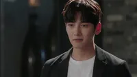 Cena do episódio 20 de Parceira Suspeita