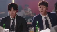 Cena do episódio 8 de Parceira Suspeita