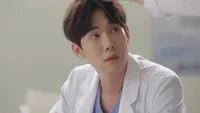 Cena do episódio 1: Como pôr um elefante na geladeira? de Dr. Romântico