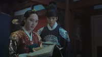 Cena do episódio 13 de Papel de Rainha