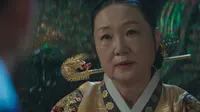 Cena do episódio 5 de Papel de Rainha