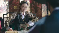 Cena do episódio 7 de Papel de Rainha