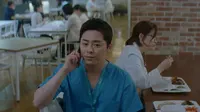 Cena do episódio 3 de Hospital Playlist