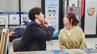 Cena do episódio 1 de Seguro para Divorciados