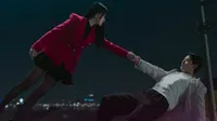 Cena do episódio 12 de De Repente Humana