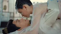 Cena do episódio 10: A Public Humiliation de The Romance of Tiger and Rose