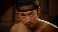 Cena do episódio 4 de Uma Árvore de Raízes Profundas